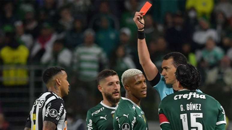 Danilo foi expulso e deve voltar a jogar apenas em uma possível final de Libertadores (Foto: NELSON ALMEIDA / AFP)