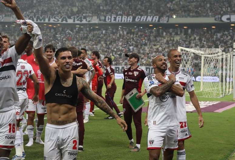 Jogadores do São Paulo festejam a classificação para a semifinal da Sul-Americana (Foto: Rubens Chiri/São Paulo FC)