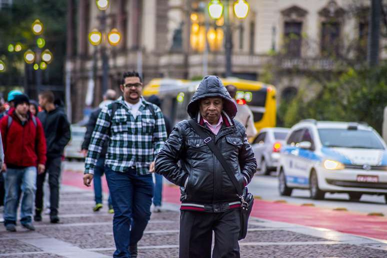 Pedestres se protegem do frio no Viaduto do Chá, na região central de São Paulo, no final da tarde de quarta-feira, 10 de agosto de 2022.