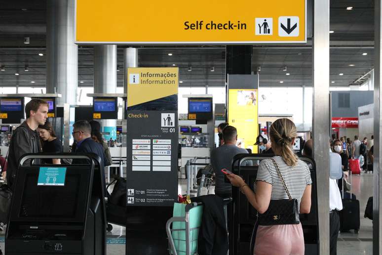 Passageiros realizam autoatendimento no terminal 3 do Aeroporto Internacional de Guarulhos