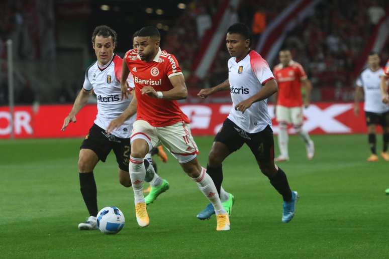 Edenilson e Taison erram pênaltis, e Inter é eliminado pelo Melgar no Beira-Rio