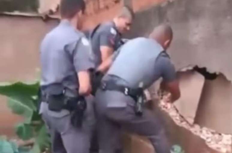 Policiais militares resgataram idoso após fazer buraco em muro