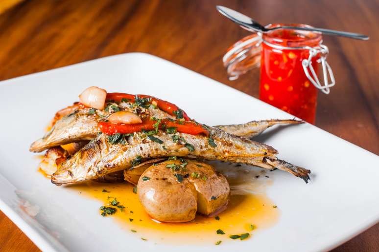 Sardinha grelhada com batata ao murro ( Imagem: Shutterstock)