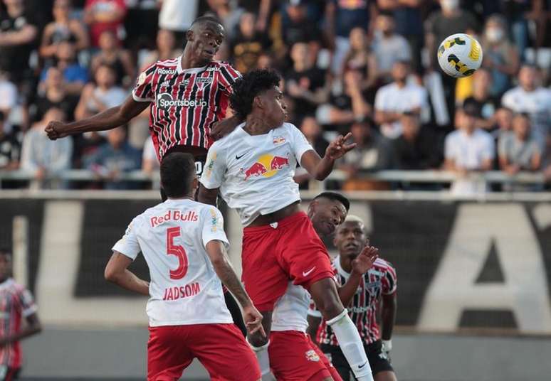 Jogadores de São Paulo e Bragantino disputam bola no duelo do primeiro turno (Foto: Rubens Chiri/São Paulo FC)