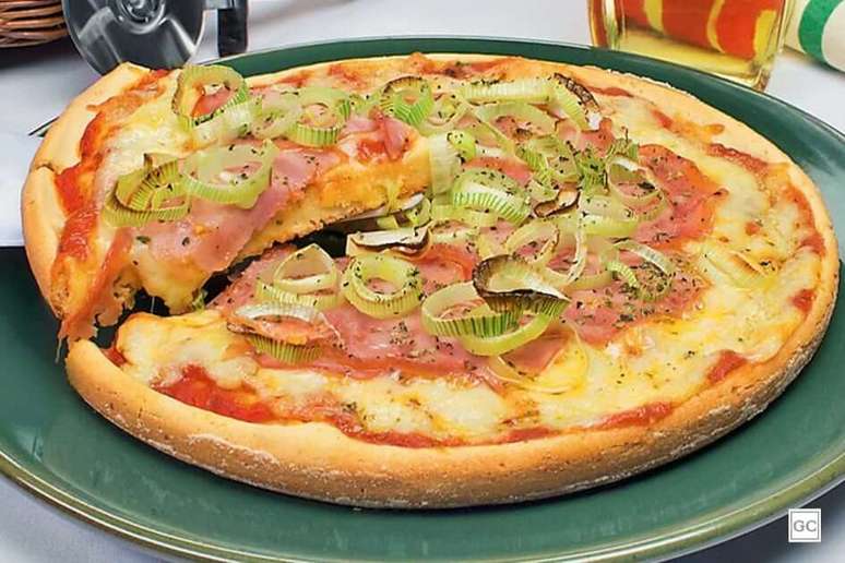 Pizza de liquidificador de lombinho com alho-poró | Foto: Guia da Cozinha