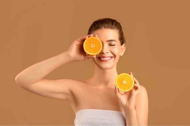 A vitamina C ajuda a combater manchas na pele (Imagem: Shutterstock)