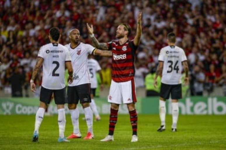 Léo Pereira em ação contra o Athletico (Foto: Marcelo Cortes/Flamengo)