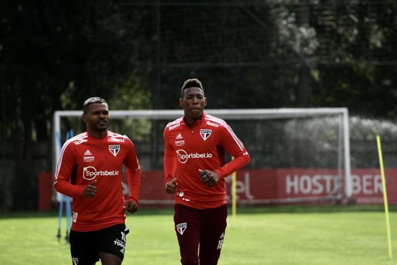 Nikão e Léo durante a reapresentação do Tricolor nesta tarde, no CT da Barra Funda(Foto: Rubens Chiri/São Paulo FC)