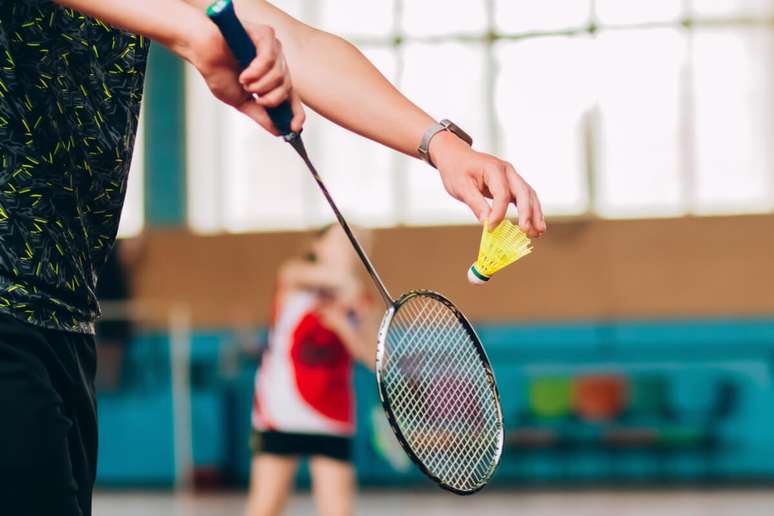 Golpe rápido do badminton é parecido com o corte de vôlei 
