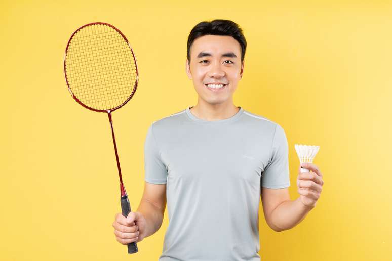 Praticar badminton ajuda a melhorar as funções cardiorrespiratórias (Imagem: Shutterstock)