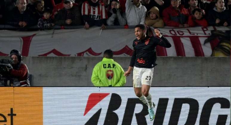 Vitor Roque fez o gol que garantiu a classificação do Athletico-PR (FOTO: JUAN MABROMATA / AFP)