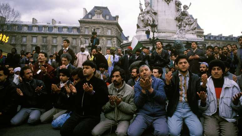 Muçulmanos protestaram contra o livro 'Os Versos Satânicos' em vários países (na foto, protesto em Paris em 1989)