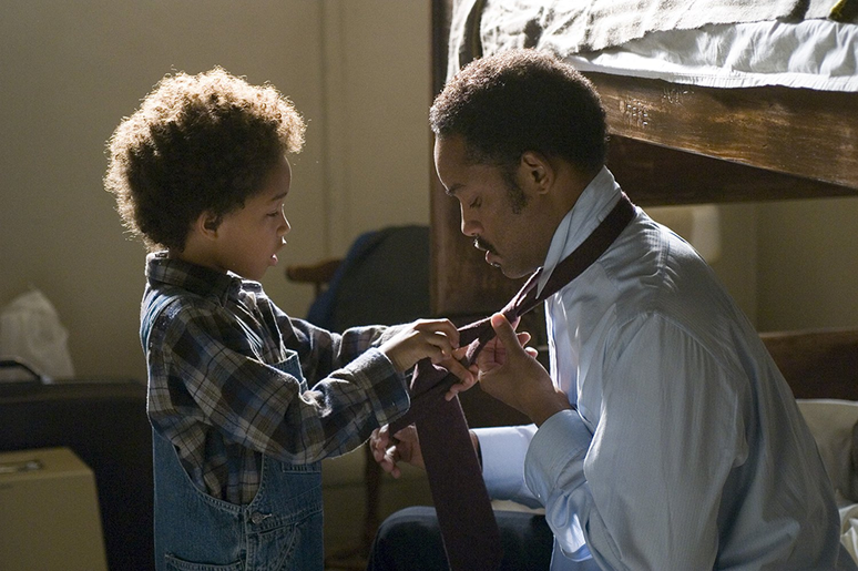 Christopher (Jaden Smith) e Chris Gardner (Will Smith) (Imagem: Reprodução/Columbia Pictures)