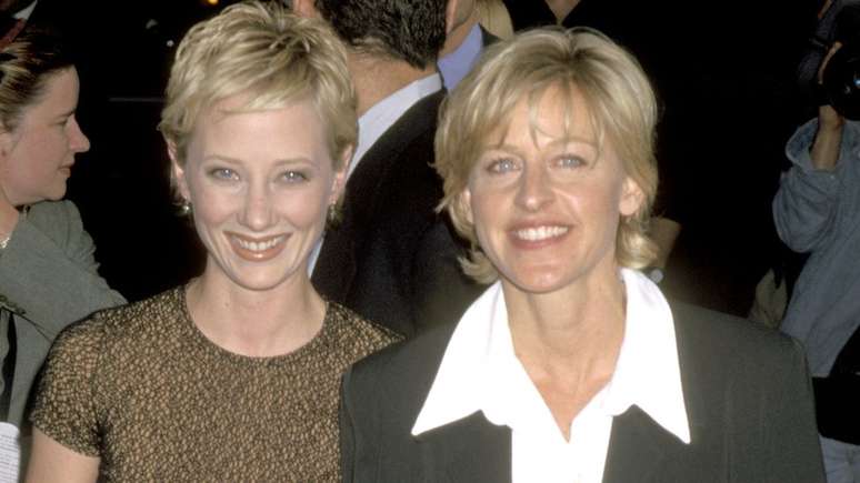 Ex-namorada de Anne Heche, Ellen DeGeneres (à dir.) publicou mensagem lamentando a morte