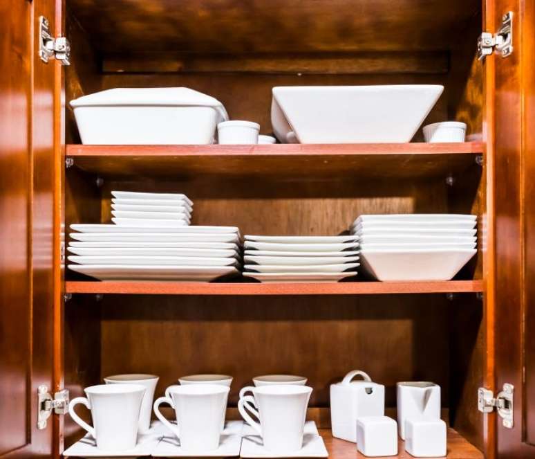 Itens muito usados devem ficar nas partes mais fáceis de acessar do armário da cozinha – Shutterstock