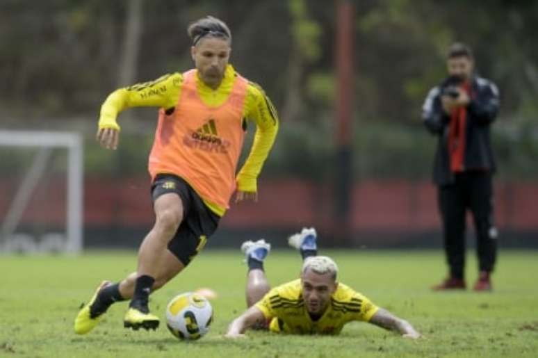 Diego e Matheuzinho em treino (Foto: Marcelo Cortes/Flamengo)