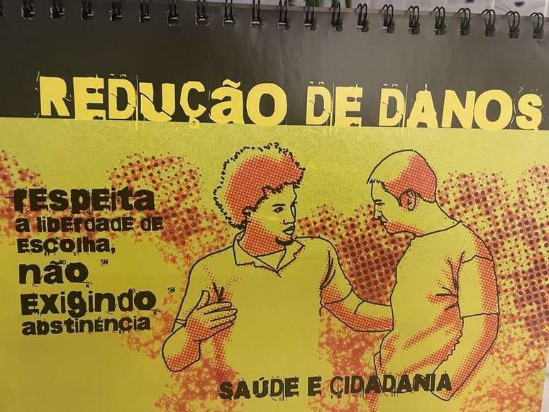 Imagem mostra página da cartilha com título ‘Redução de Danos’