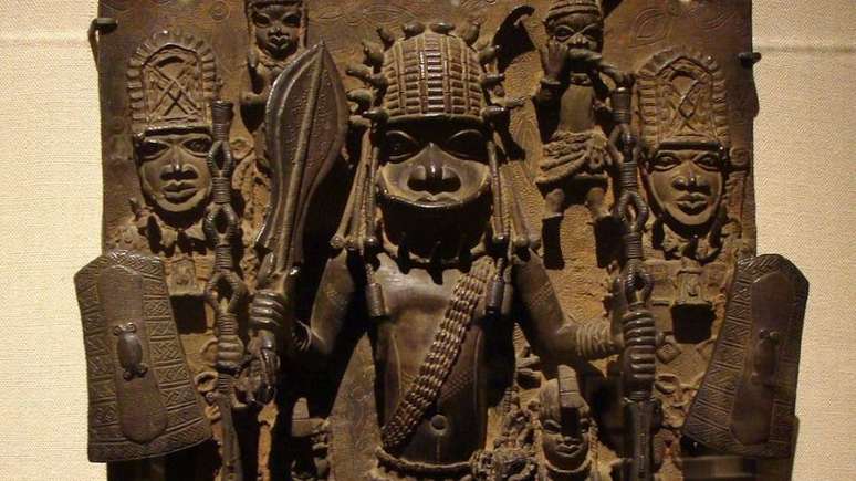 Imagem de uma peça dos Bronzes do Benin, artefatos fabricados desde o séc. XVI.