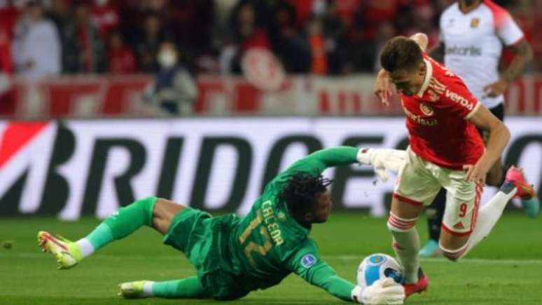 Goleiro Cáceda parou o Internacional durante os 90 minutos e também na disputa de pênaltis (SILVIO AVILA/AFP)