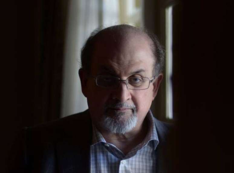 Salman Rushdie foi agredido e levado para hospital