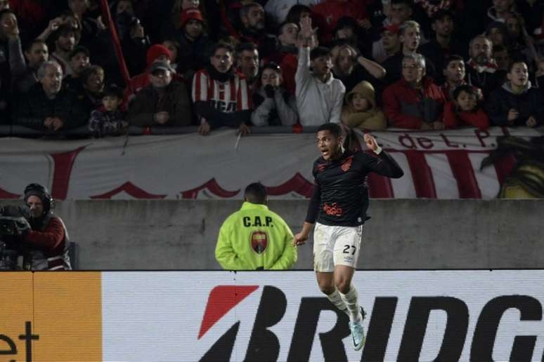 Vitor Roque garantiu a classificação do Furacão na Libertadores (Foto: JUAN MABROMATA / AFP)