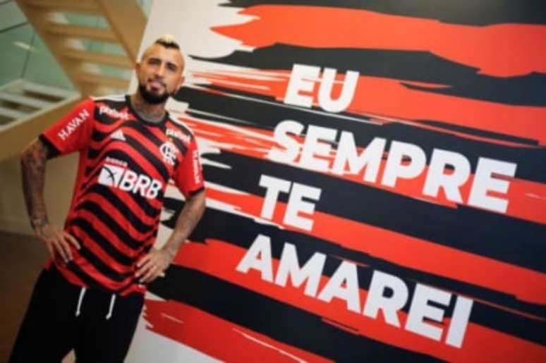 Vidal com novo uniforme (Divulgação/Flamengo)