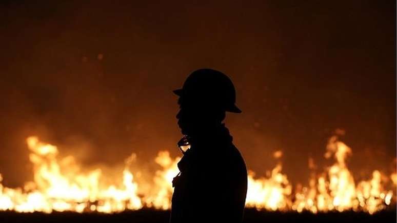 Brigadista durante incêndio