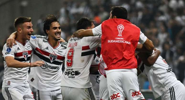 O São Paulo eliminou o Palmeiras no Allianz Parque e o Ceará na Arena Castelão (Foto: AFP)