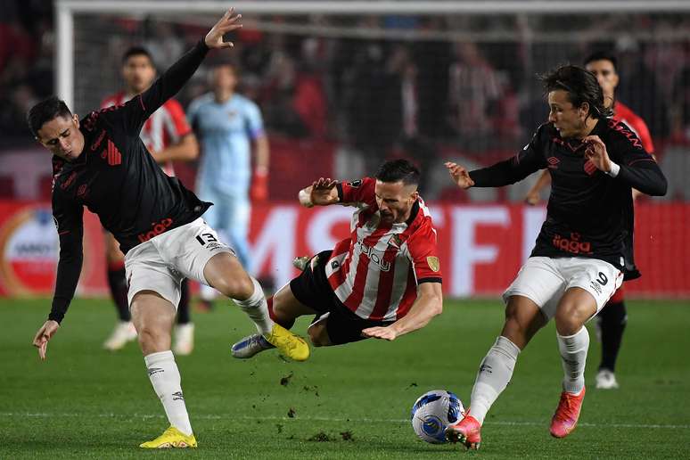 Athletico-PR bate Estudiantes e enfrentará o Palmeiras na Libertadores