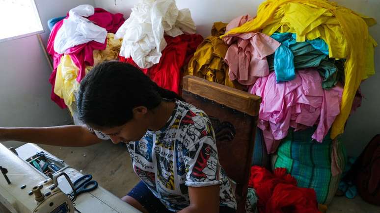Trabalhador colombiano em uma empresa têxtil.