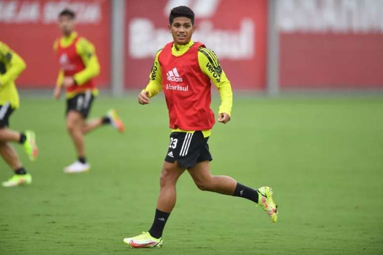 Gustavo Maia chegaria ao Vasco por empréstimo, mas não vem mais (Foto: Ricardo Duarte/Internacional)