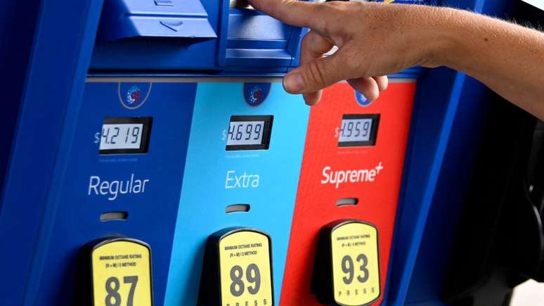 Pessoa comprando gasolina nos Estados Unidos