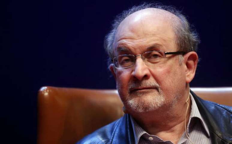 Salman Rushdie ainda está em estado grave no hospital