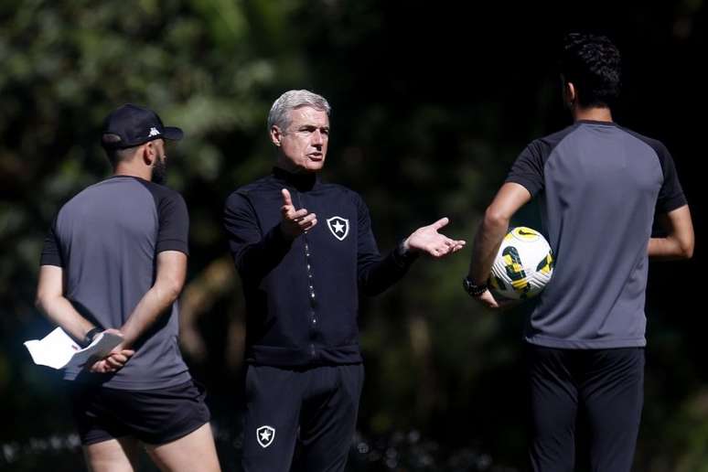 Luís Castro terá o retorno de jogadores importantes no duelo do Botafogo com o Atlético-GO (Vítor Silva/Botafogo)