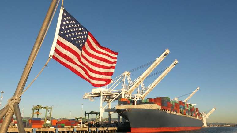 Foto genérica de navio de carga com contêineres e bandeira dos Estados Unidos