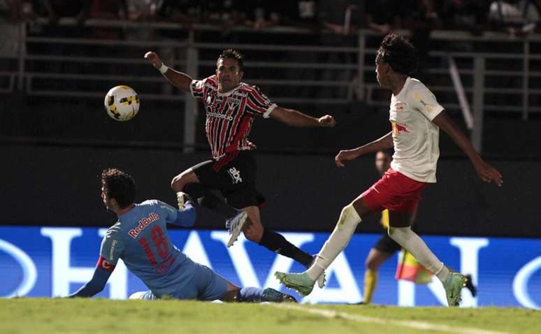 Éder marca contra o Bragantino e sela o empate no primeiro turno deste ano (Foto: Rubens Chiri/São Paulo FC)