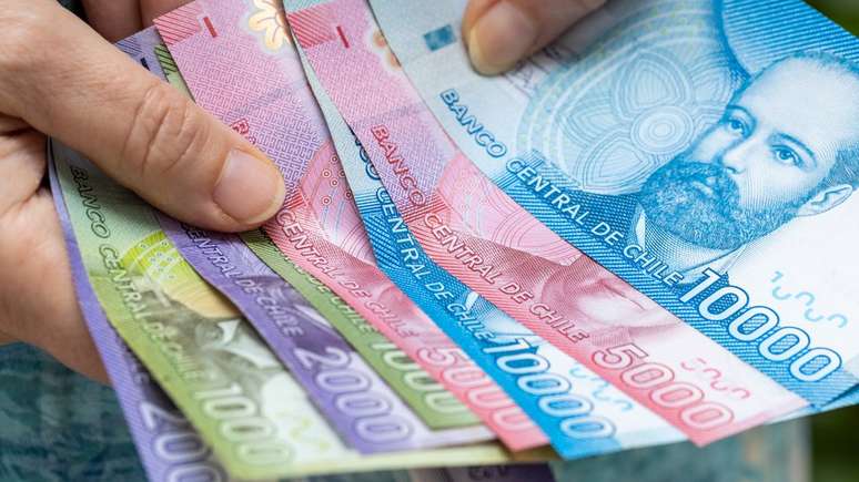 M&atilde;os com notas chilenas