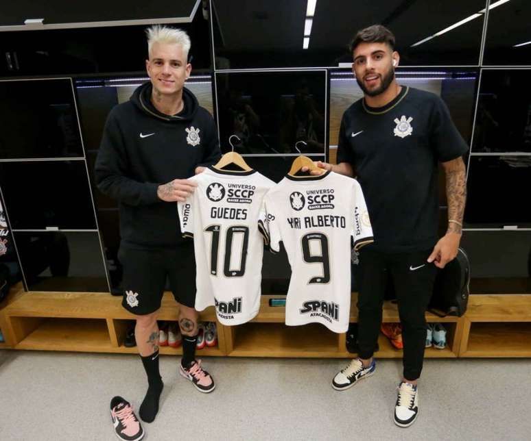 Guedes e Yuri com as novas numerações no Timão (Rodrigo Coca / Ag. Corinthians)