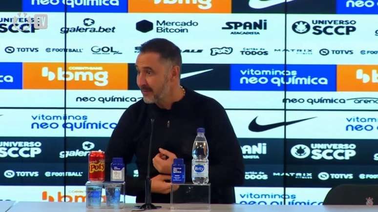 Vítor Pereira se mostrou bastante irritado na entrevista coletiva após o Dérbi (Foto: Reprodução/Corinthians TV)
