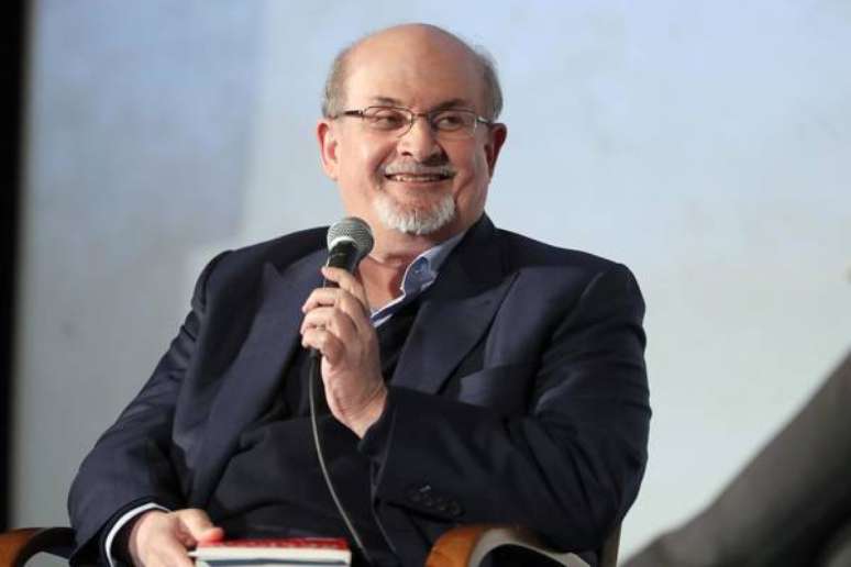 Salman Rushdie apresenta melhora em quadro de saúde