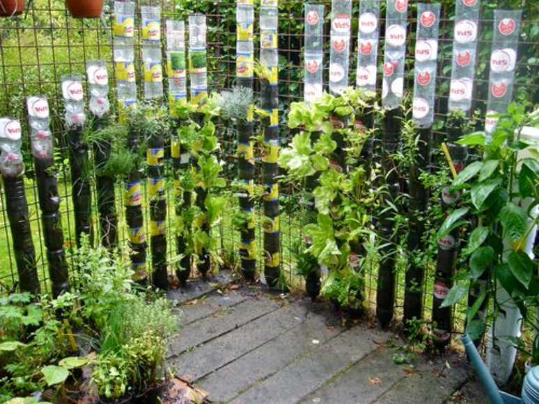Um jardim de torre de garrafa como este irá presenteá-lo com uma colheita abundante de ervas e vegetais orgânicos, se você fornecer as condições de crescimento necessárias.