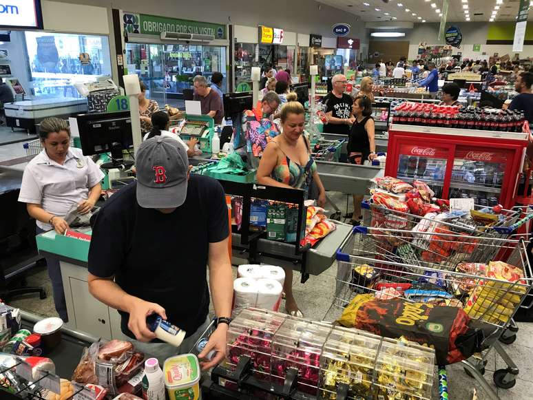 Supermercados já têm dificuldades de abastecimento por bloqueios em rodovias, diz associação