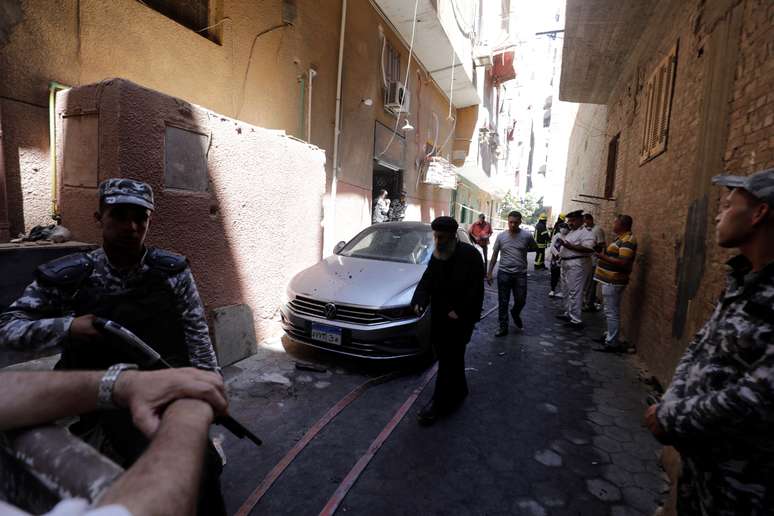 Policiais e público próximos à cena do incêndio que deixou ao menos 41 mortos em igreja no Egito