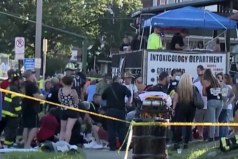 Pelo menos uma pessoa morreu e 17 ficaram feridas no sábado depois que um carro atingiu uma multidão do lado de fora de um bar em Berwick, no estado norte-americano da Pensilvânia
