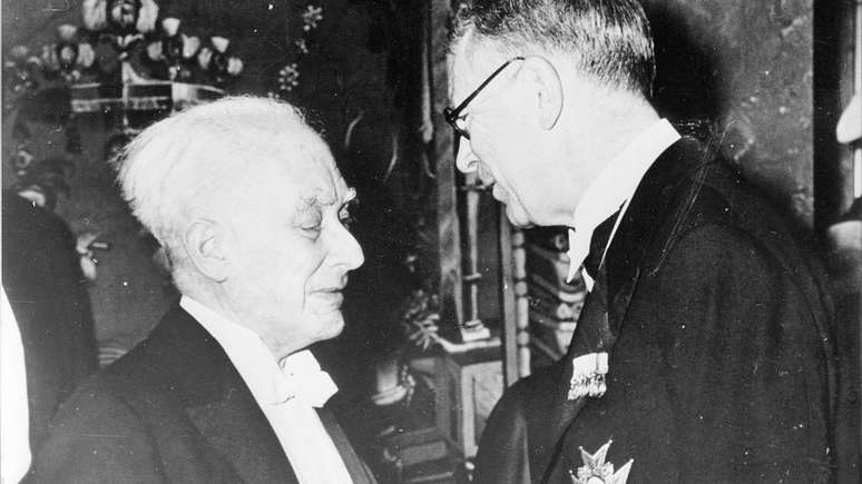Born conversando com o Rei Gustavo Adolfo 6º da Suécia na cerimônia de entrega do Prêmio Nobel em 1954