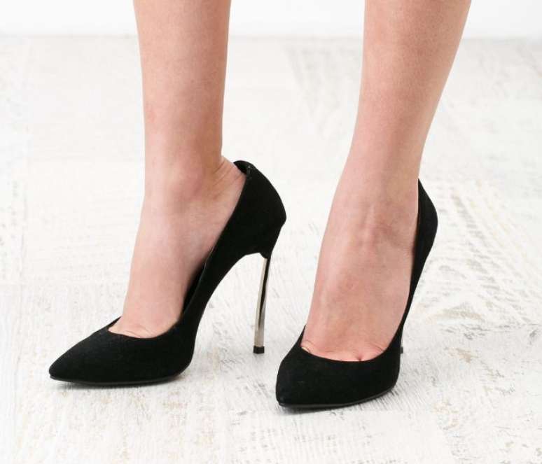O scarpin é um dos calçados mais utilizados para o trabalho – Shutterstock