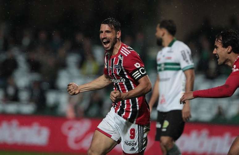 Calleri pode romper 'jejum' sem gols contra o Massa Bruta (Foto: Rubens Chiri/saopaulofc.net)