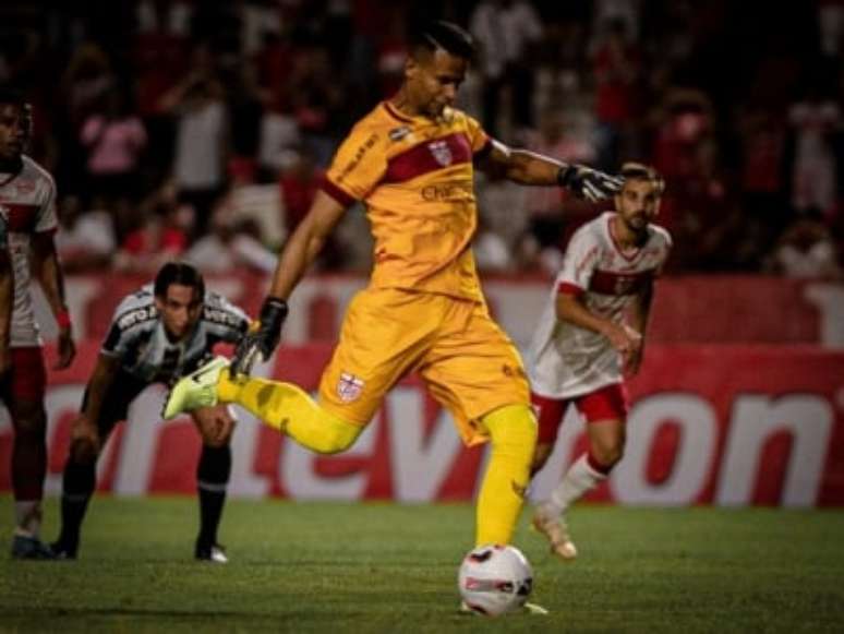 Goleiro do CRB brilhou com gols e boas defesas em Alagoas (Foto: Francisco Cedrim/CRB)
