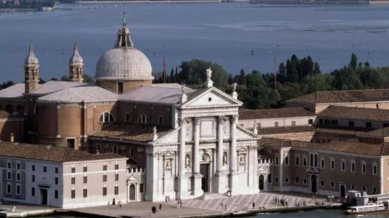 Com a descoberta de uma cópia de 'De Architectura', as igrejas católicas projetadas por Andrea Palladio, como a Basílica de São Jorge Maior, em Veneza, começaram a se parecer com templos gregos