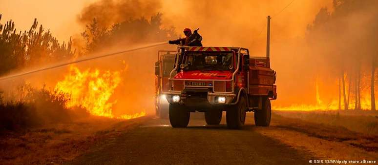 Bombeiros combatem chamas na França